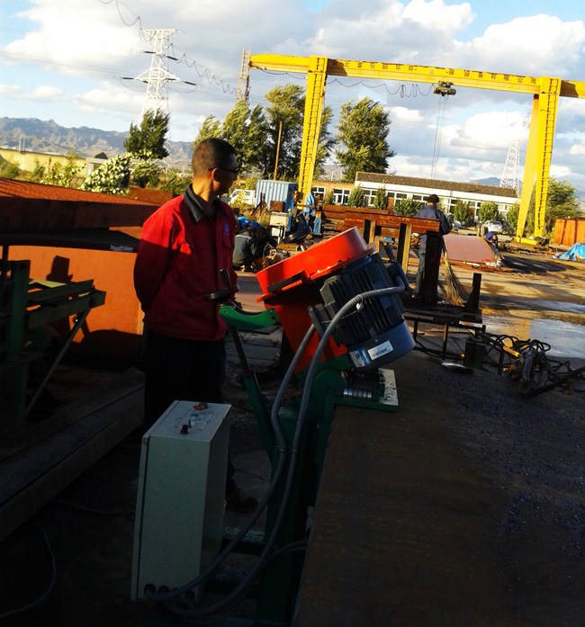  戶外銑邊機工作現(xiàn)場